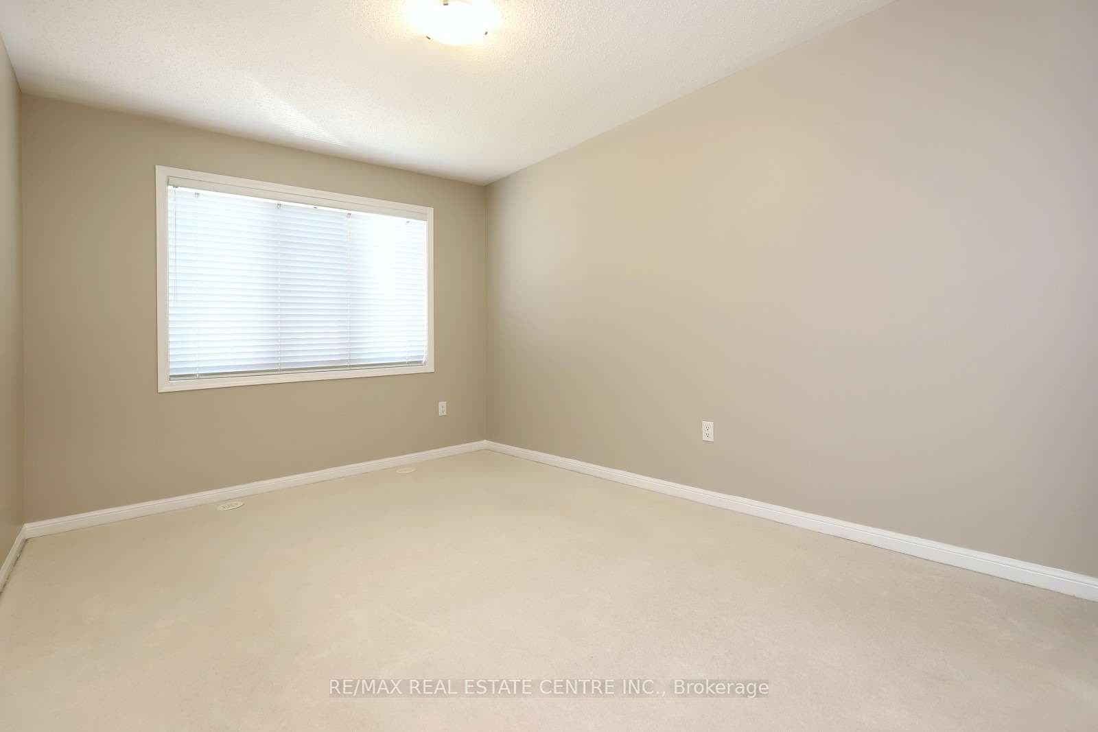 886 Willingdon Crescent photo 16