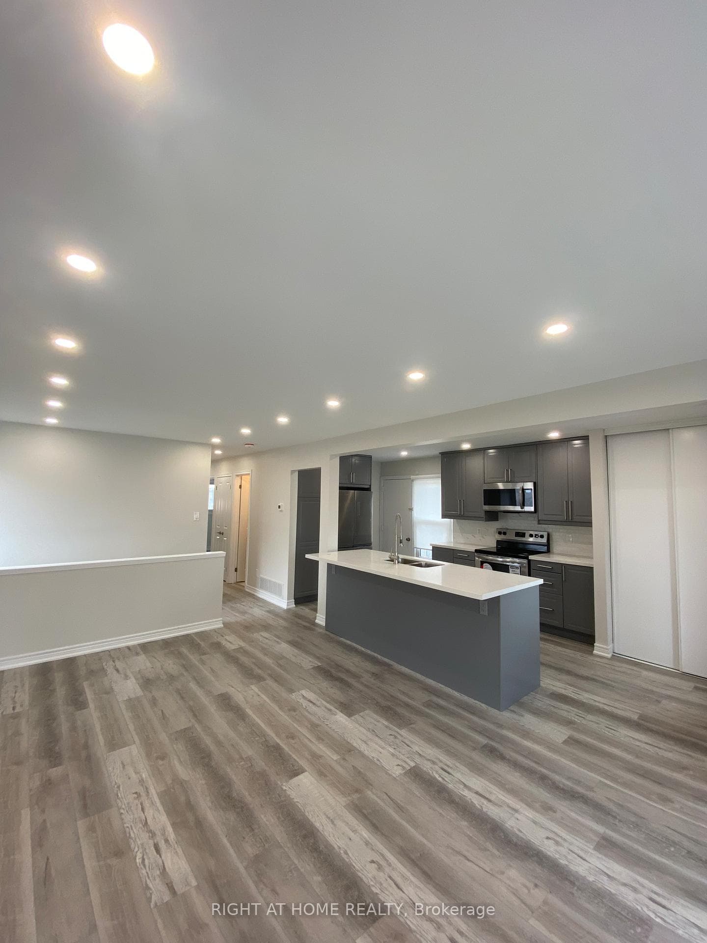 118 Avening Drive Unit Main photo 5