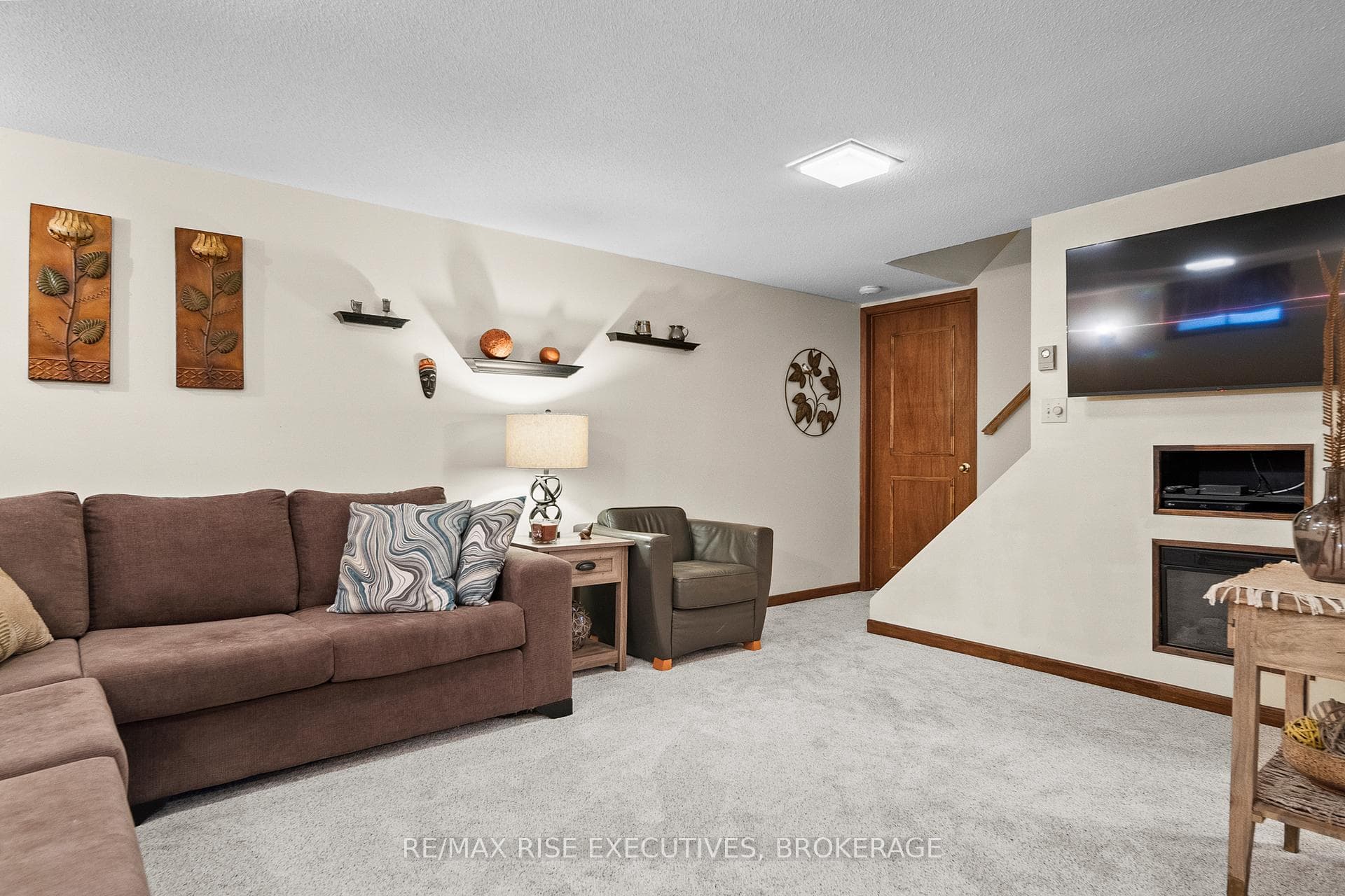 127 Nicholson Crescent photo 33