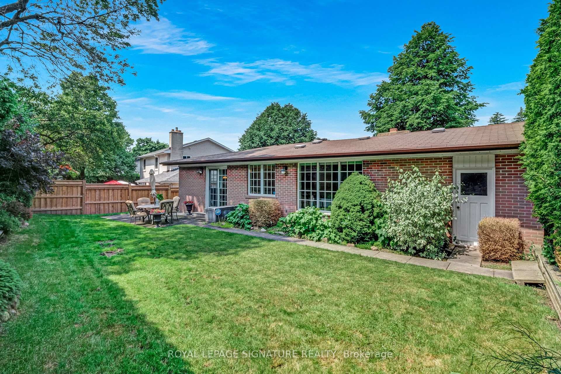 37 Aldenham Crescent photo 20