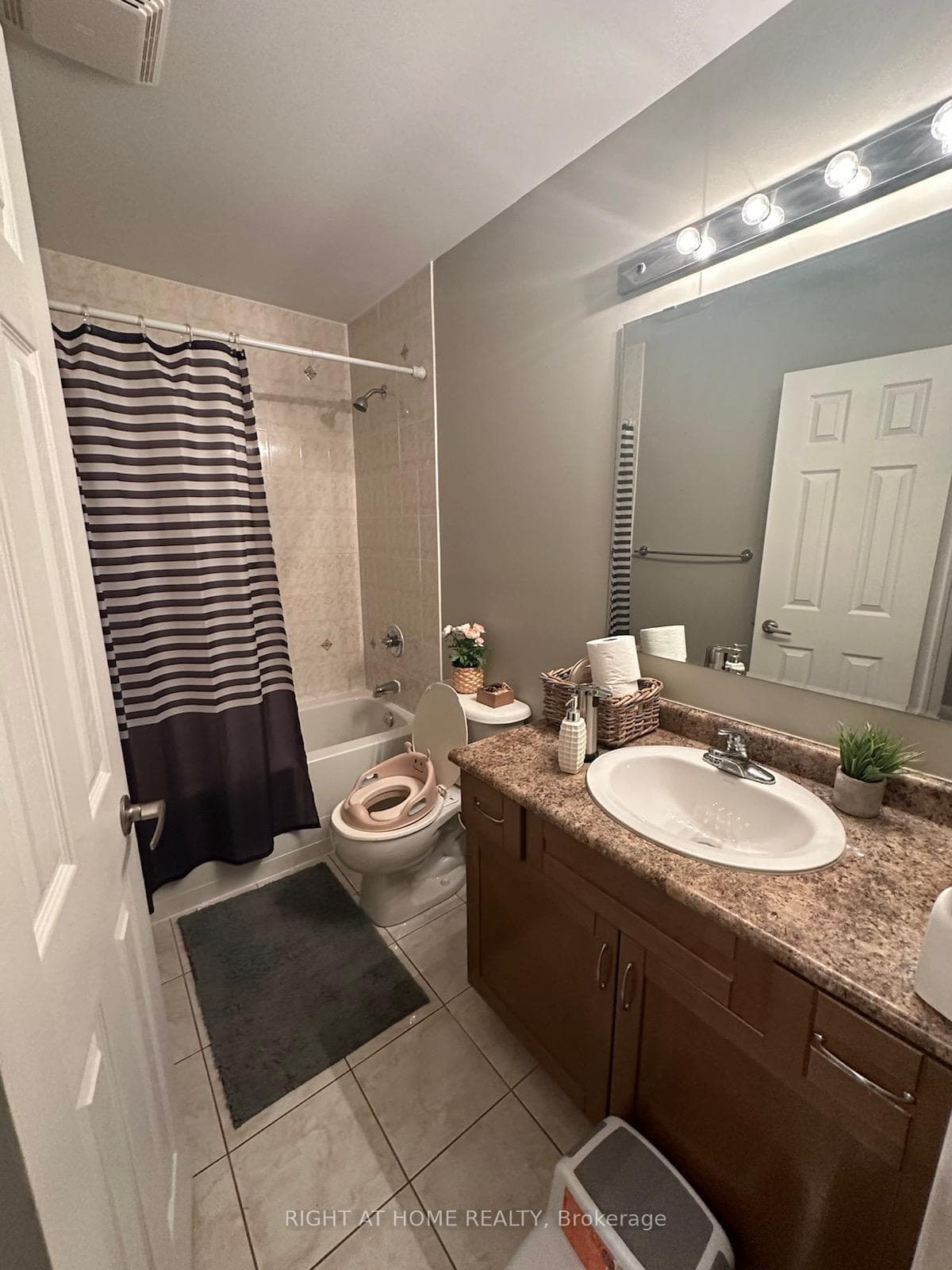 1156 Riddell Crescent photo 7