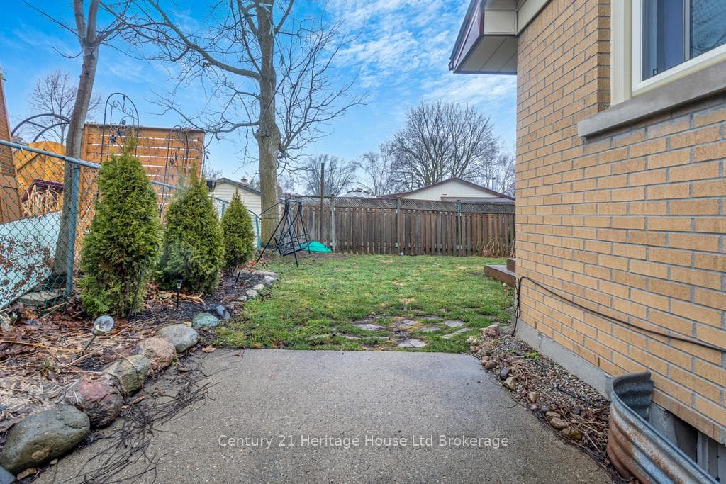 997 Vanier Avenue photo 29