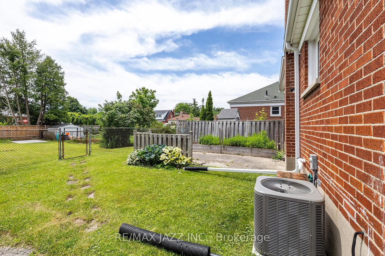 445 Beverly Street photo 23
