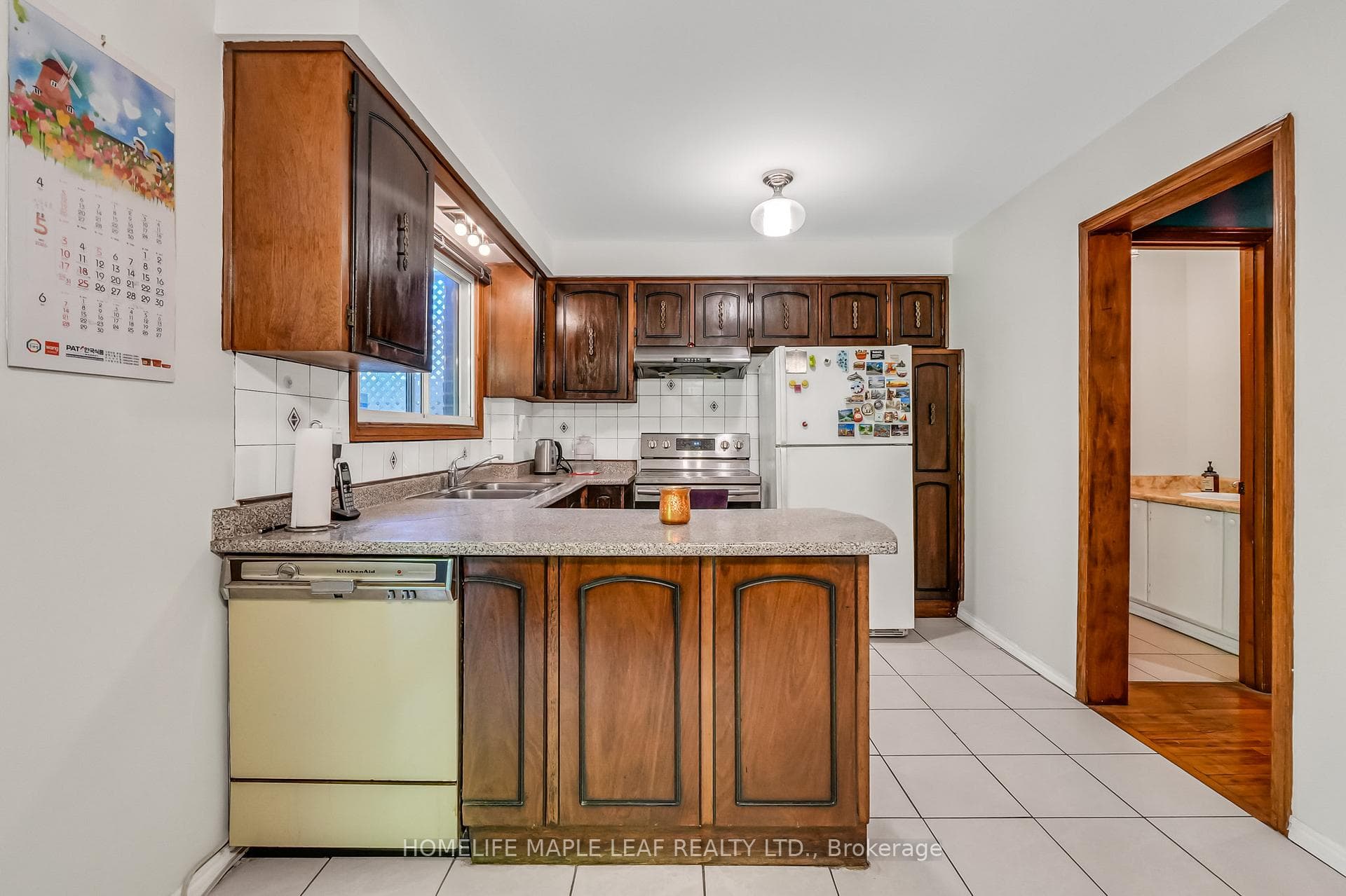 14 Manitou Crescent photo 12