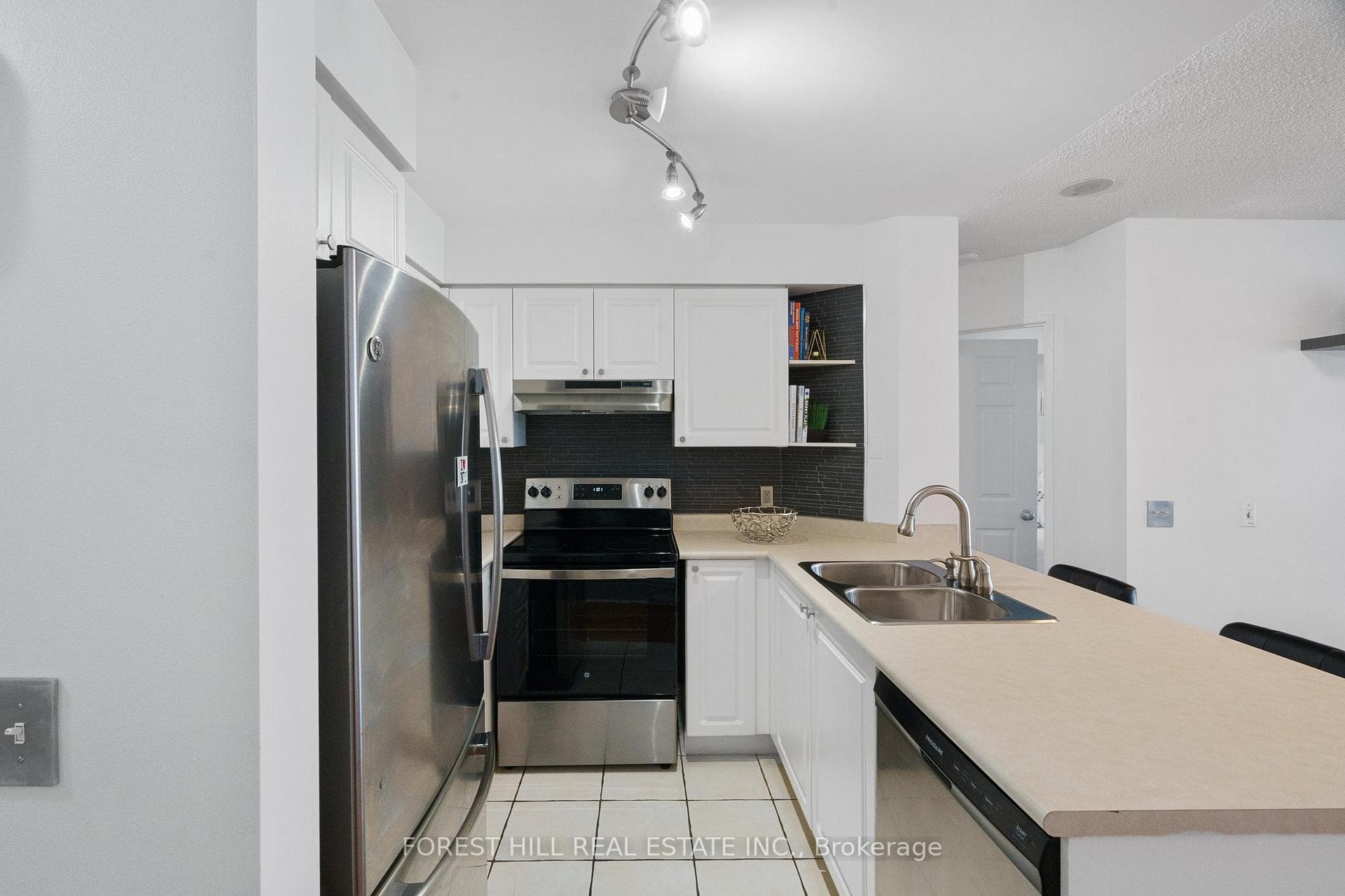 18 Parkview Avenue Unit 501 photo 5