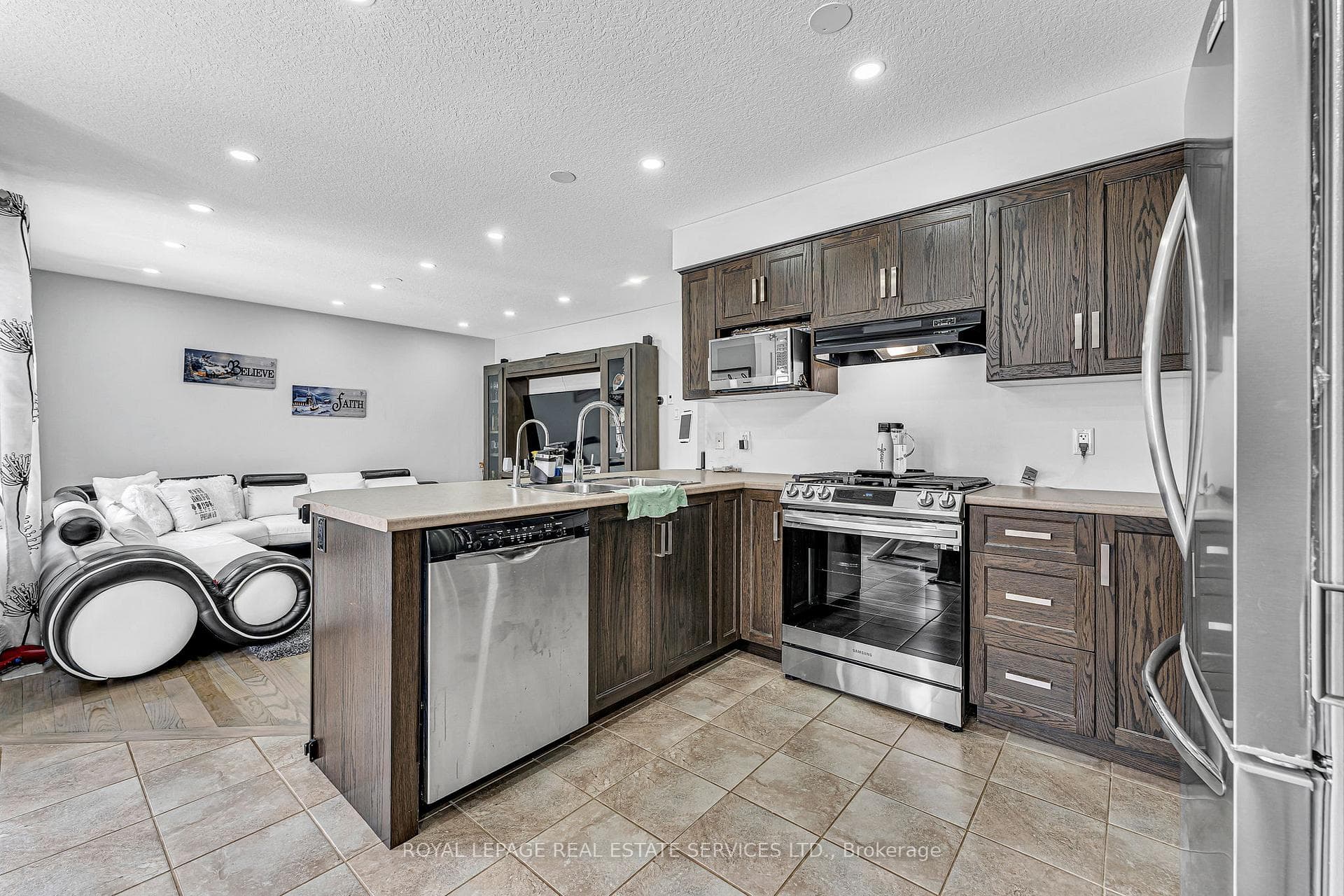 573 Forman Avenue photo 11