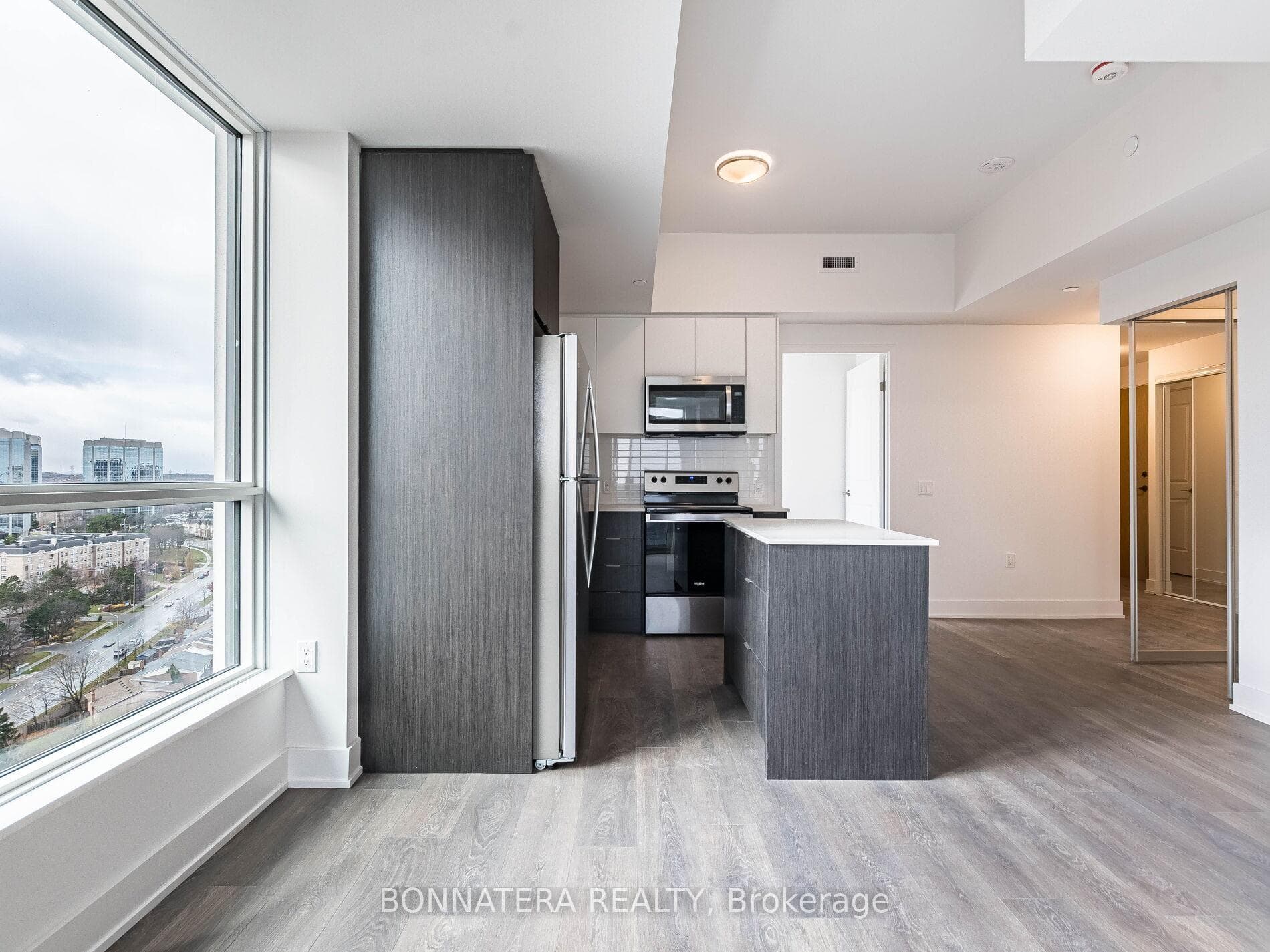 202 Burnhamthorpe Road Unit 1702 photo 11