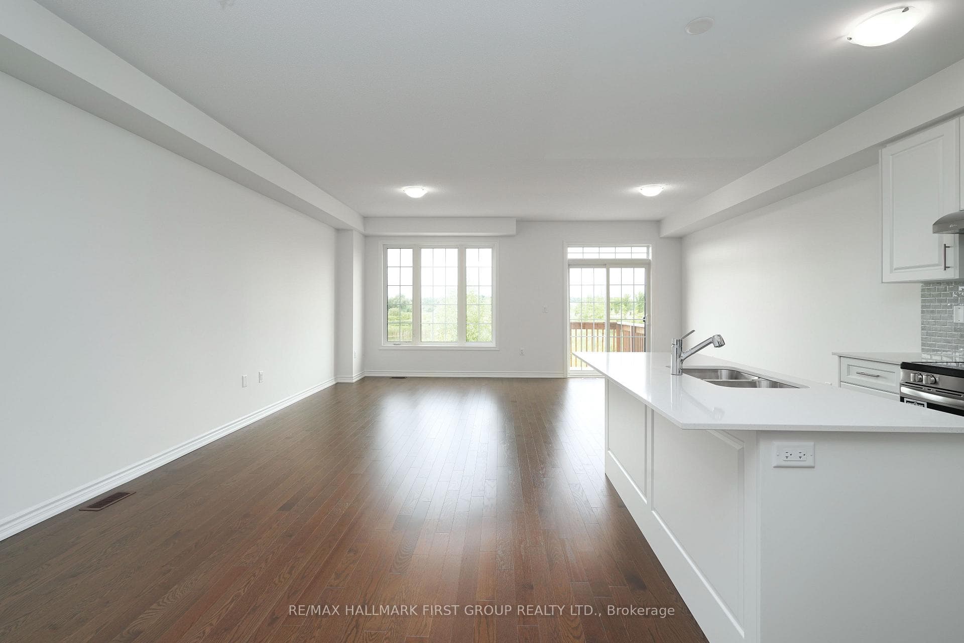 8 Velvet Drive photo 3