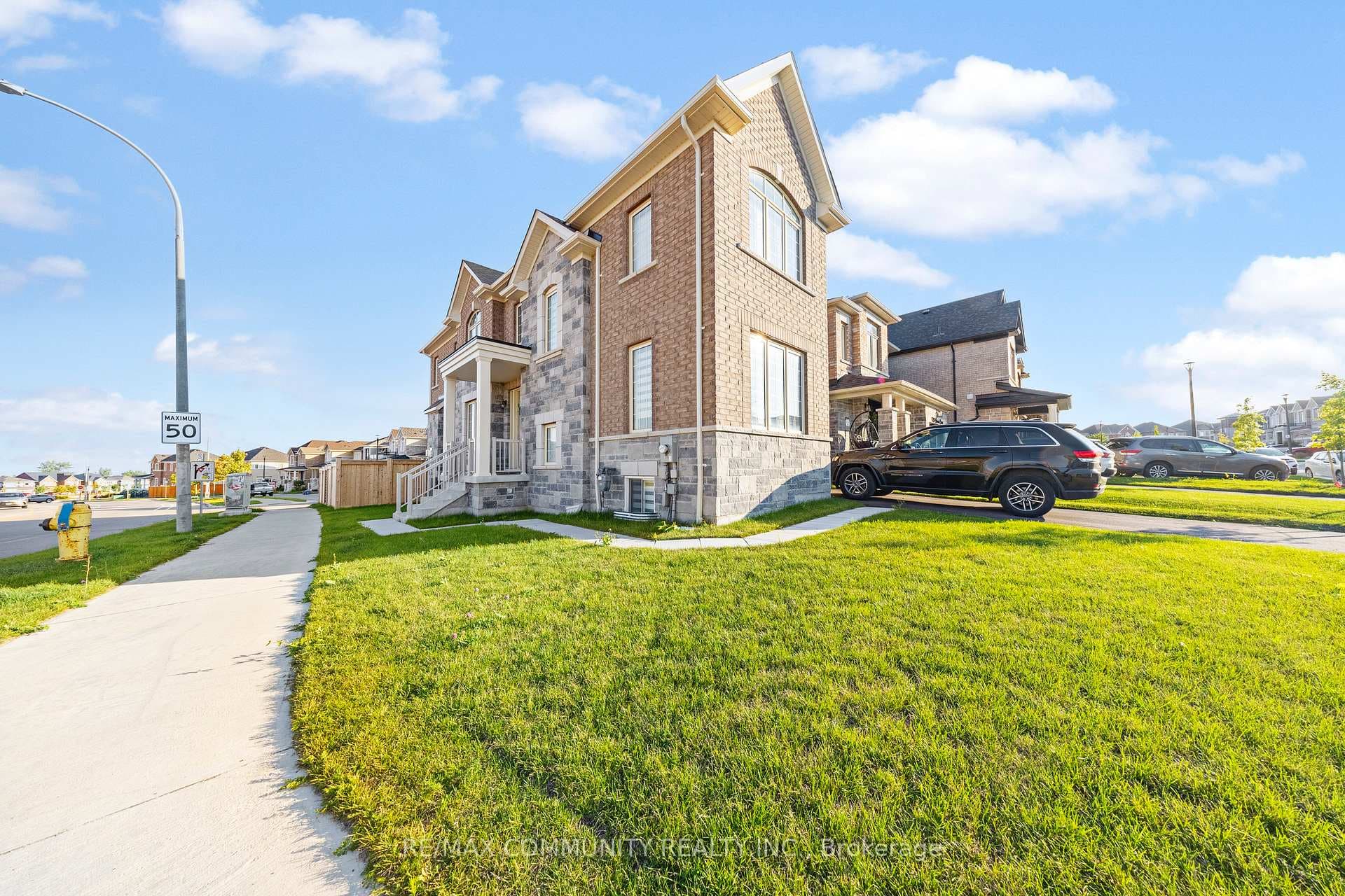 1089 Orenda Street photo 1