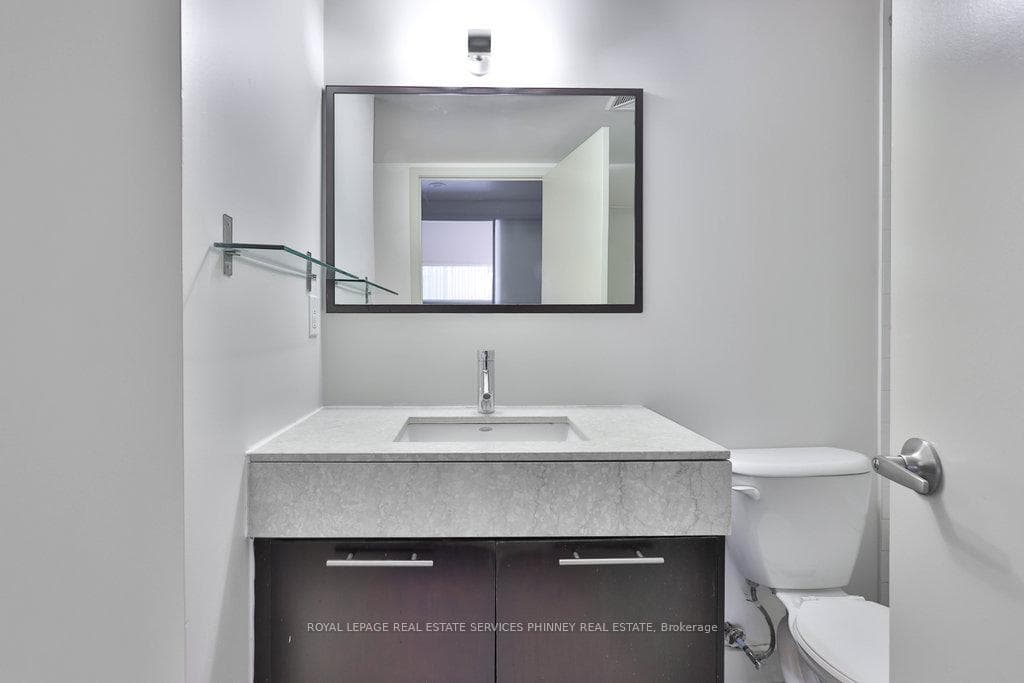 126 Simcoe Street Unit 705 photo 10