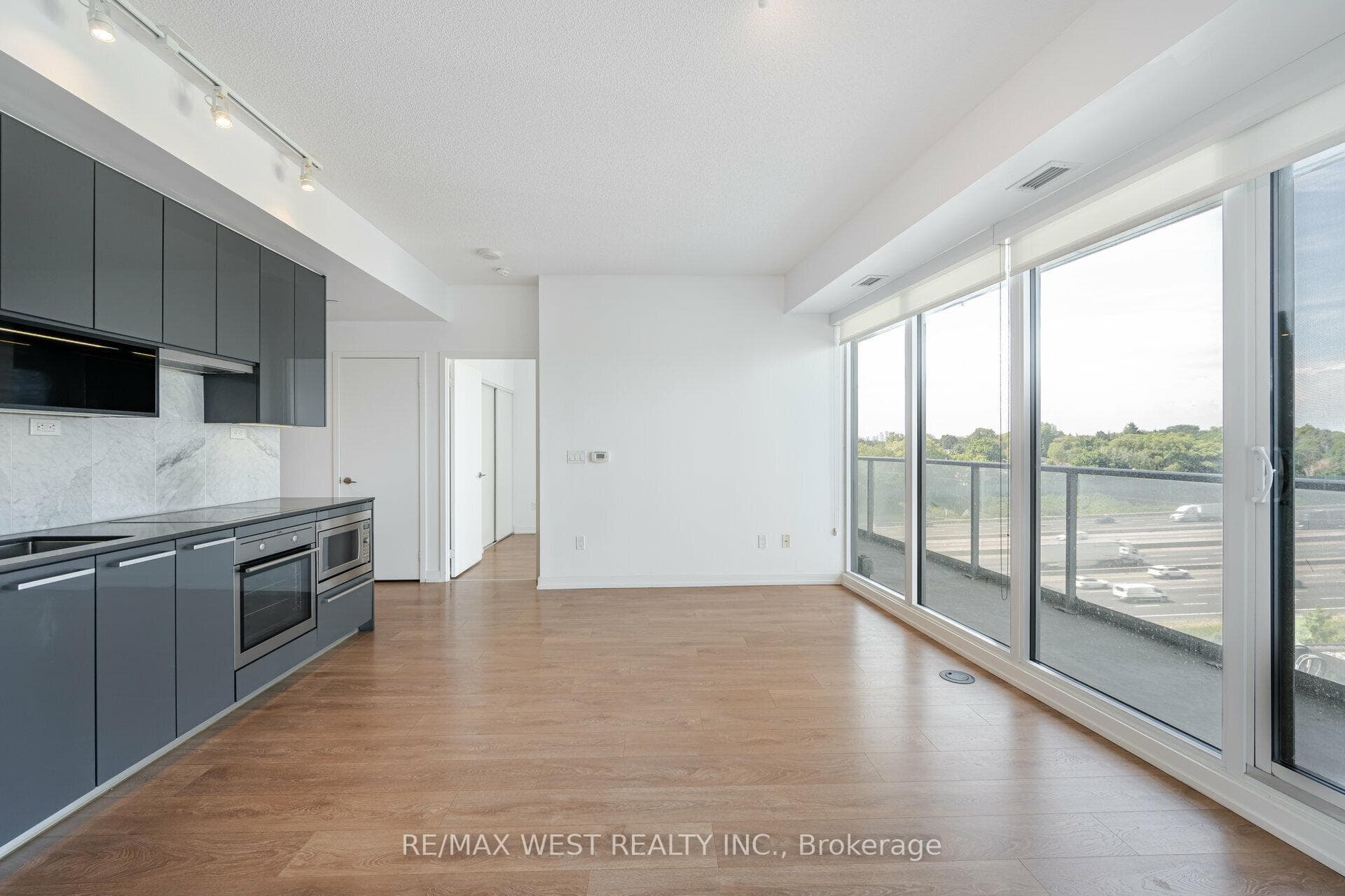 115 Mcmahon Drive Unit 812 photo 13