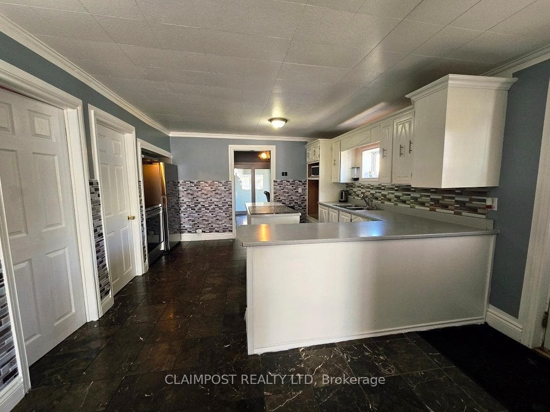 62 Golden Avenue photo 5