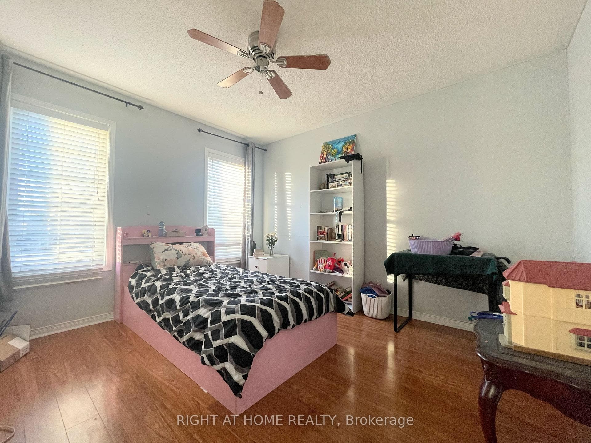 53 KNIGHTSWOOD Crescent photo 25
