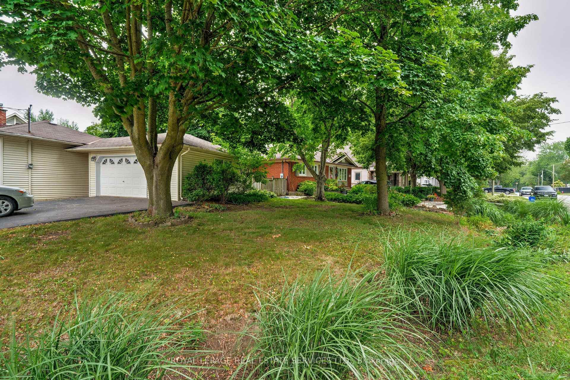 478 Avon Crescent photo 44