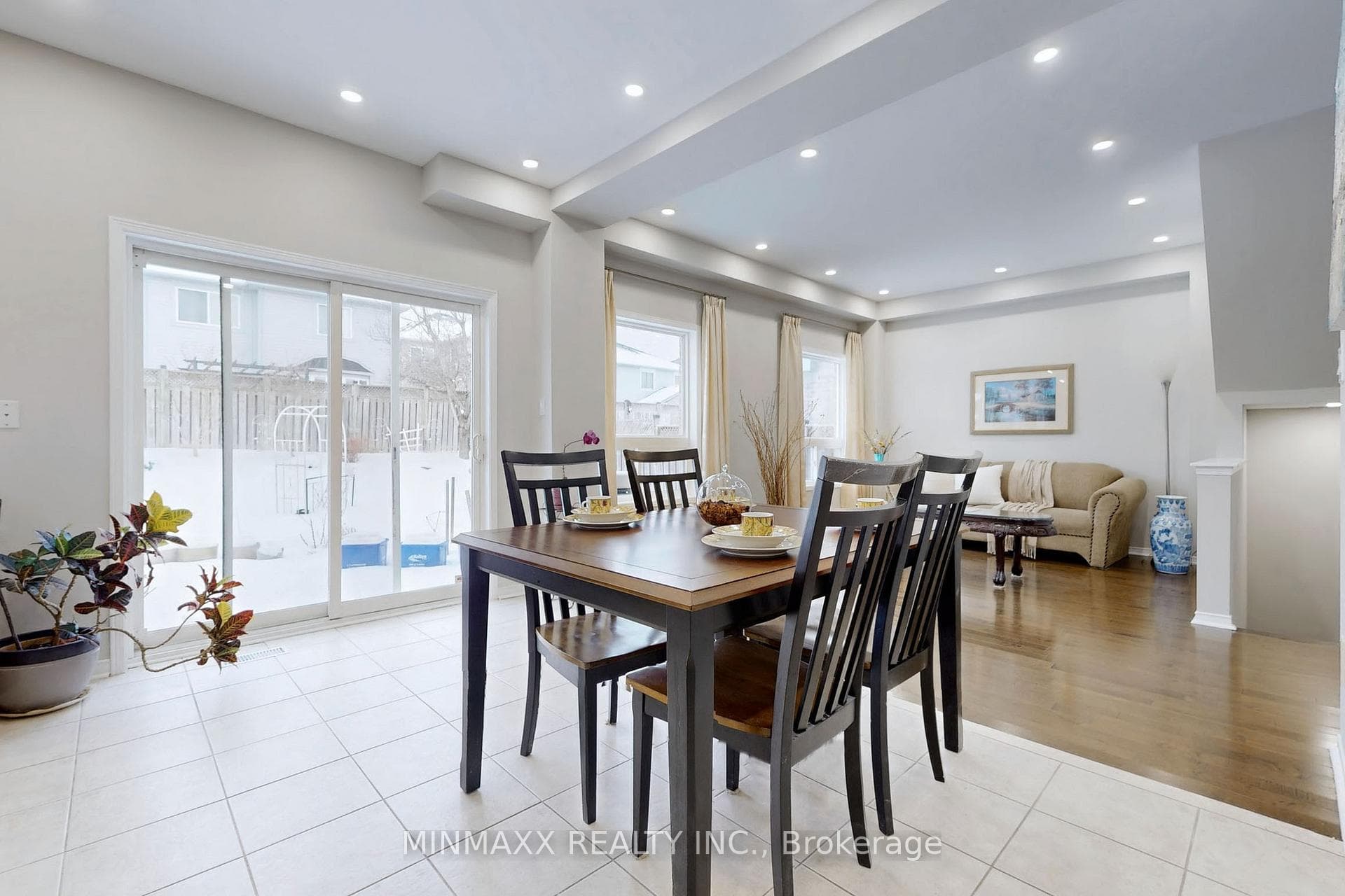 1081 Holdsworth Crescent photo 13