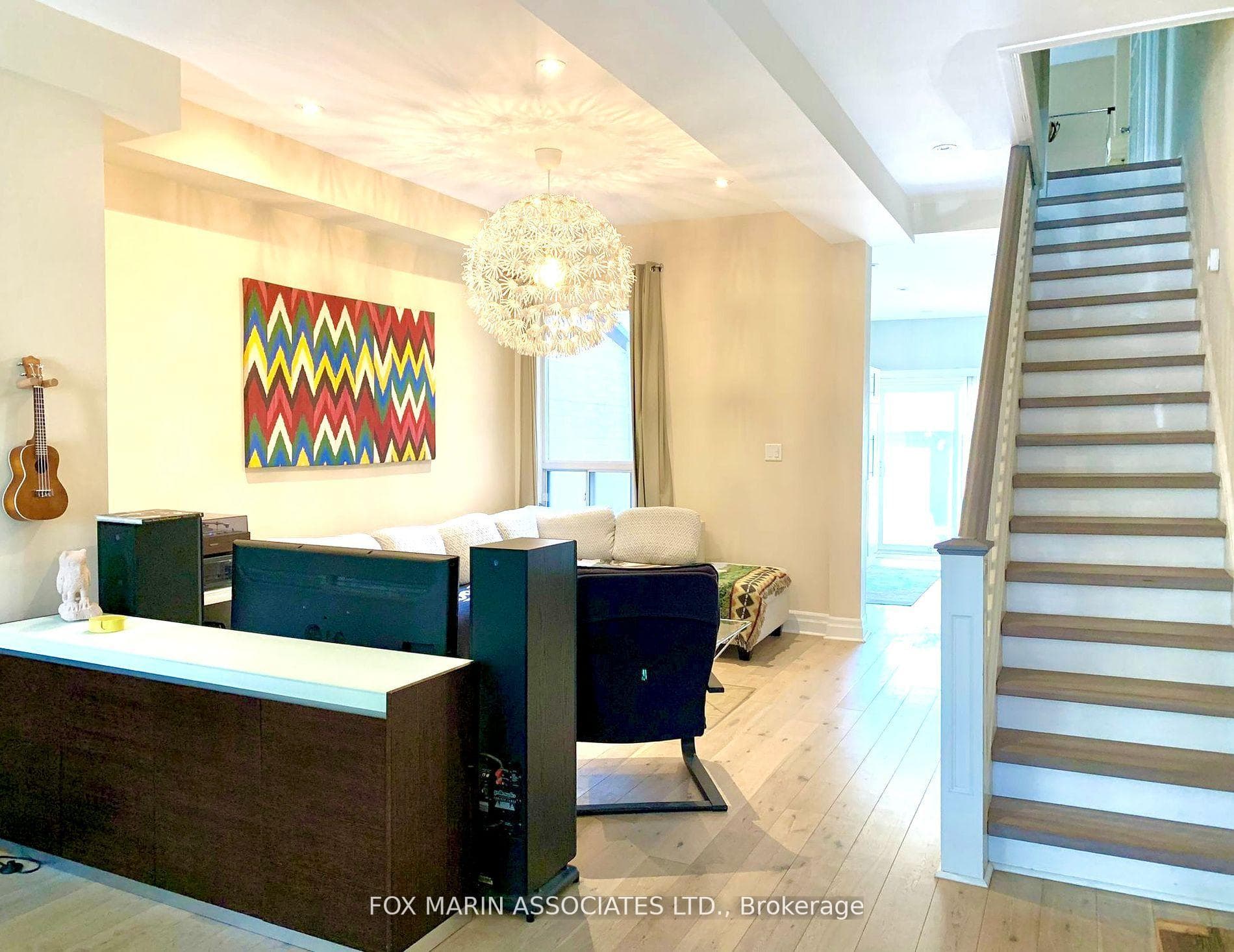 16 Montrose Avenue photo 4
