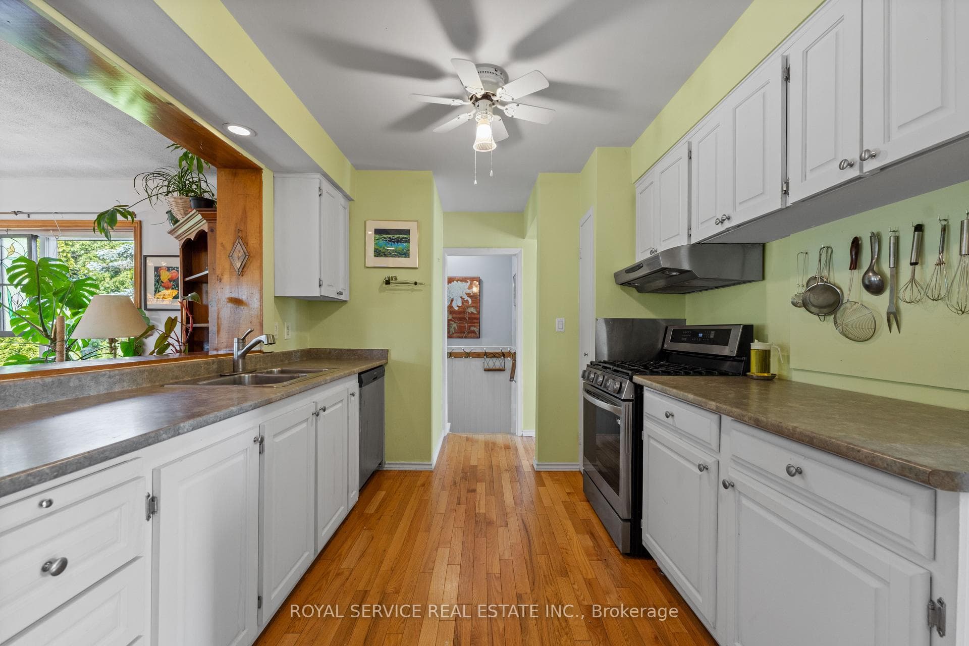 664 Hayden Crescent photo 12
