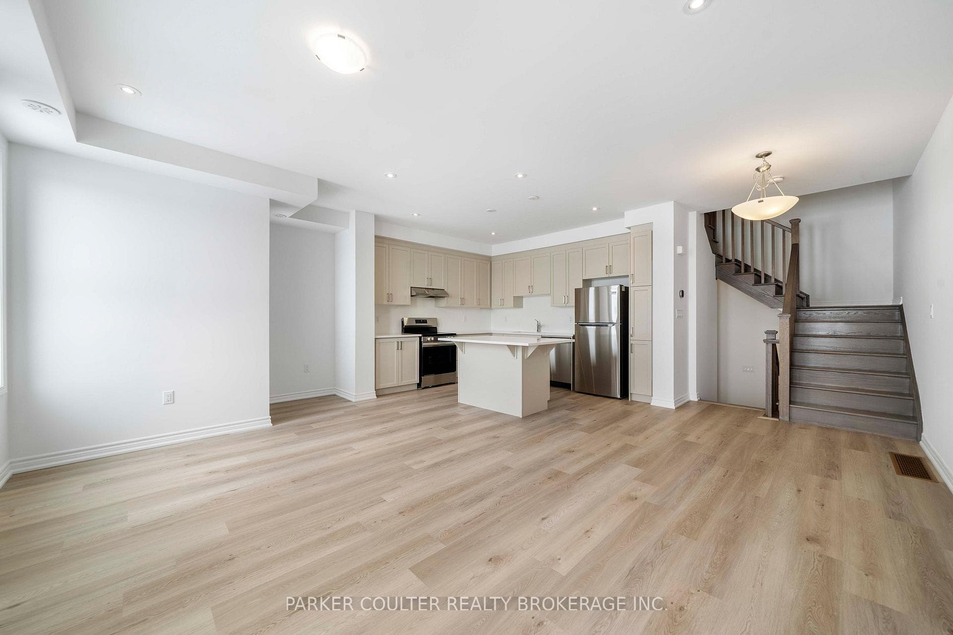 53 Vinewood Crescent photo 13