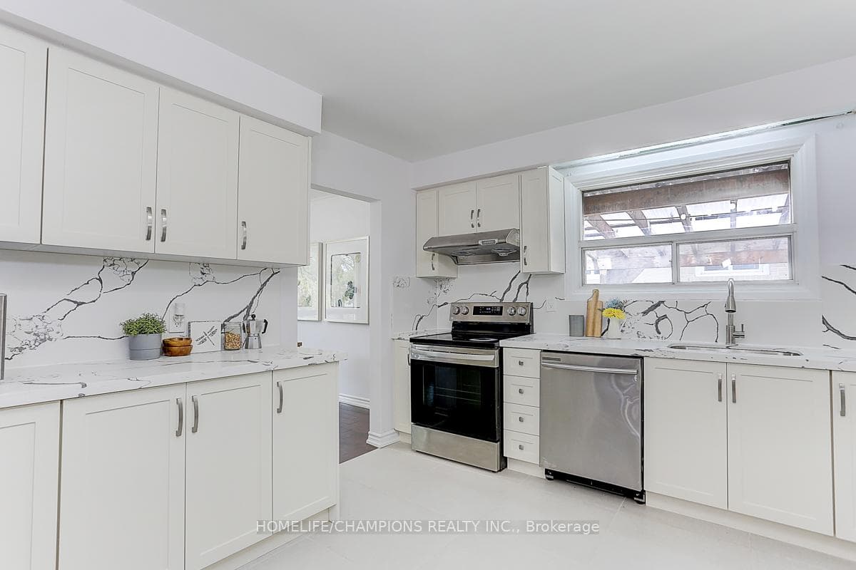 15 Stonehenge Crescent photo 18