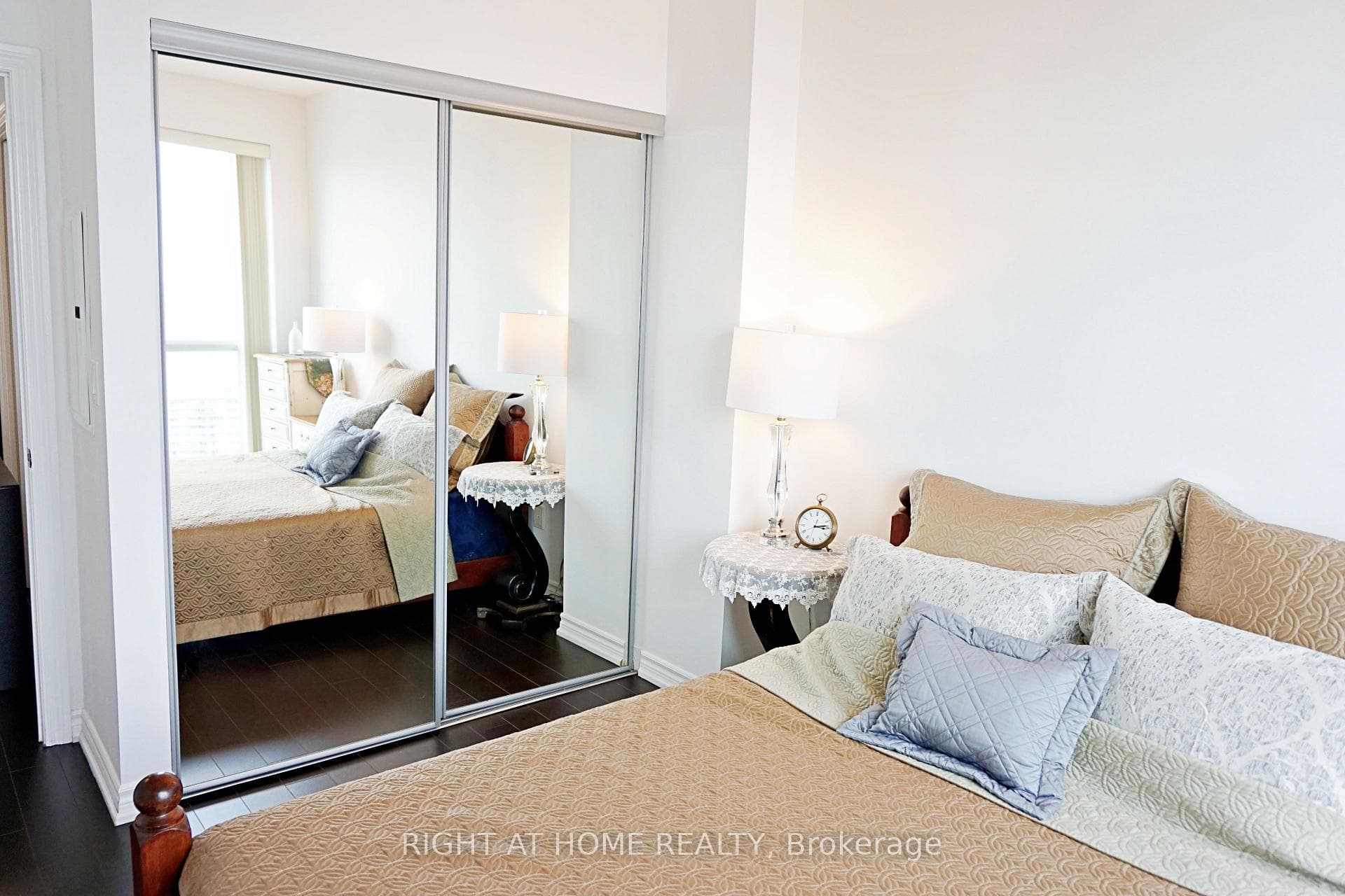 386 Yonge Street Unit 4207 photo 14