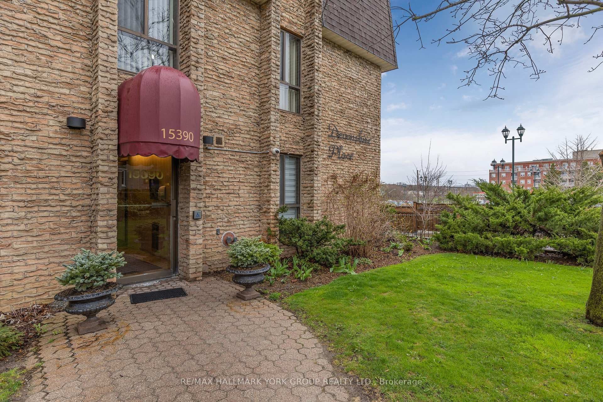 15390 Yonge Street Unit 202 photo 3
