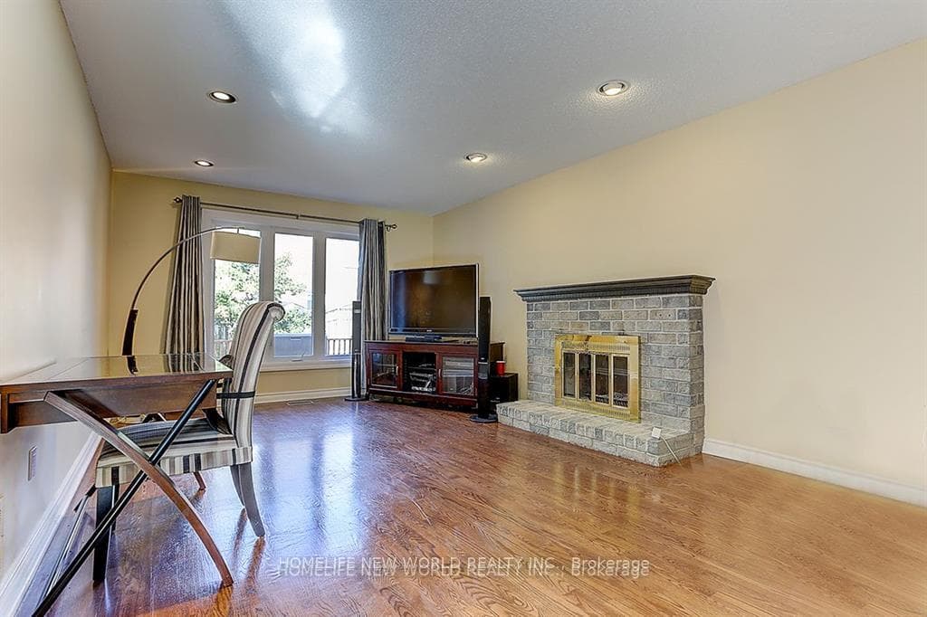 27 Ashdown Cres Crescent photo 11