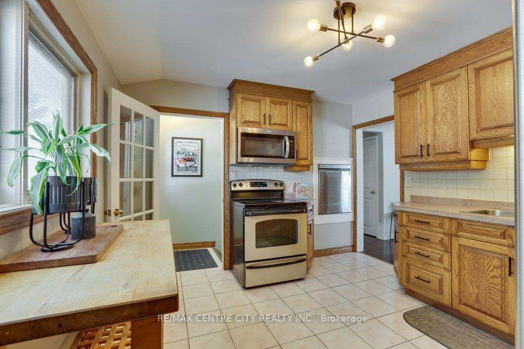 272 Burlington Crescent photo 15