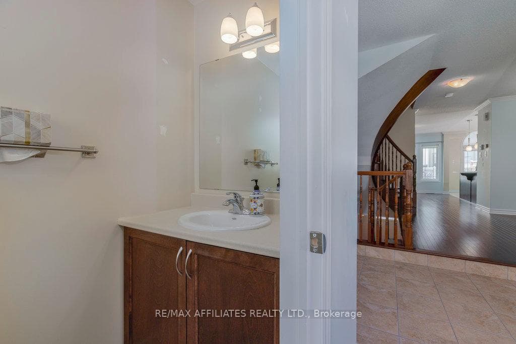 215 Gossamer Street photo 4