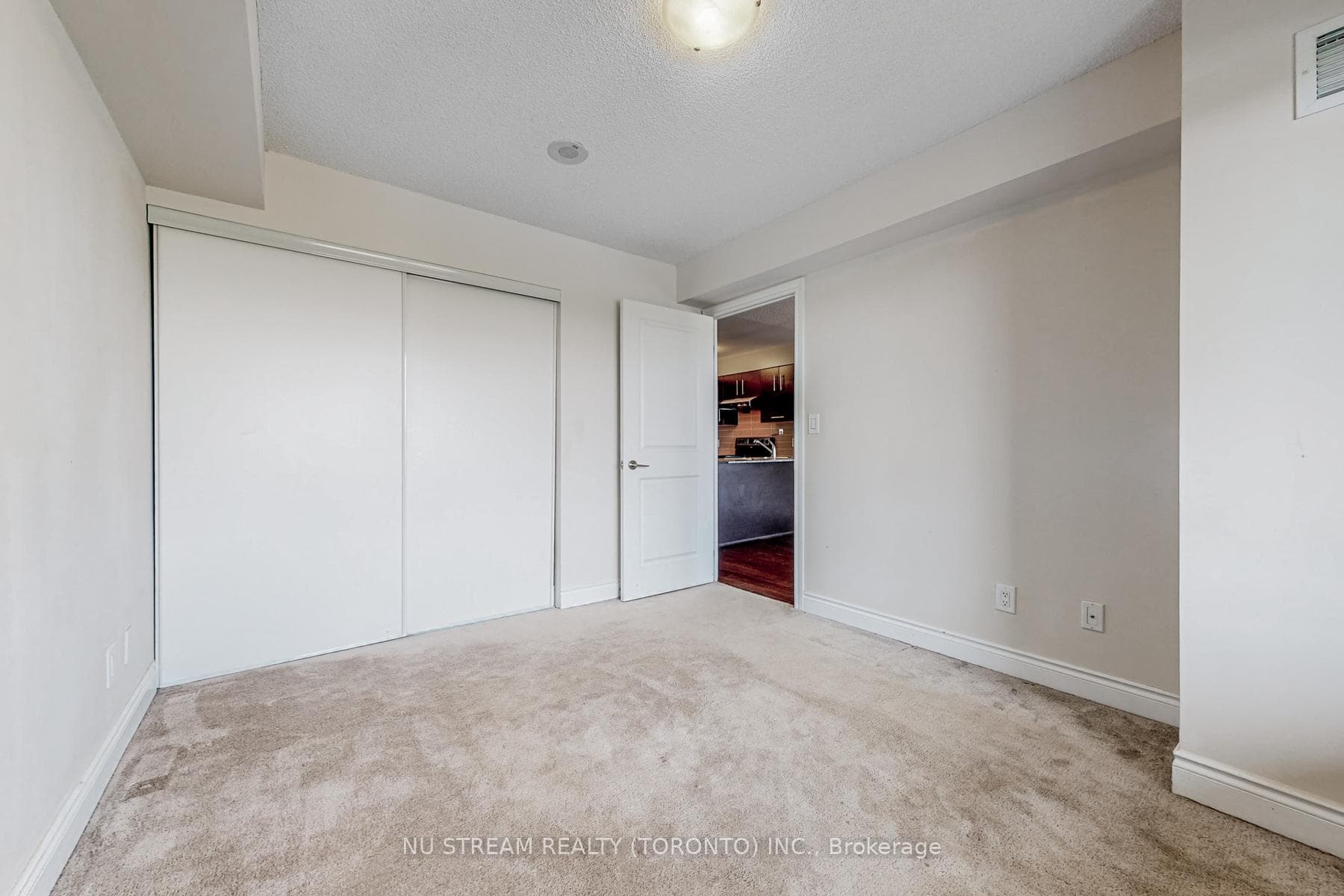 273 South Park Road Unit 611 photo 17