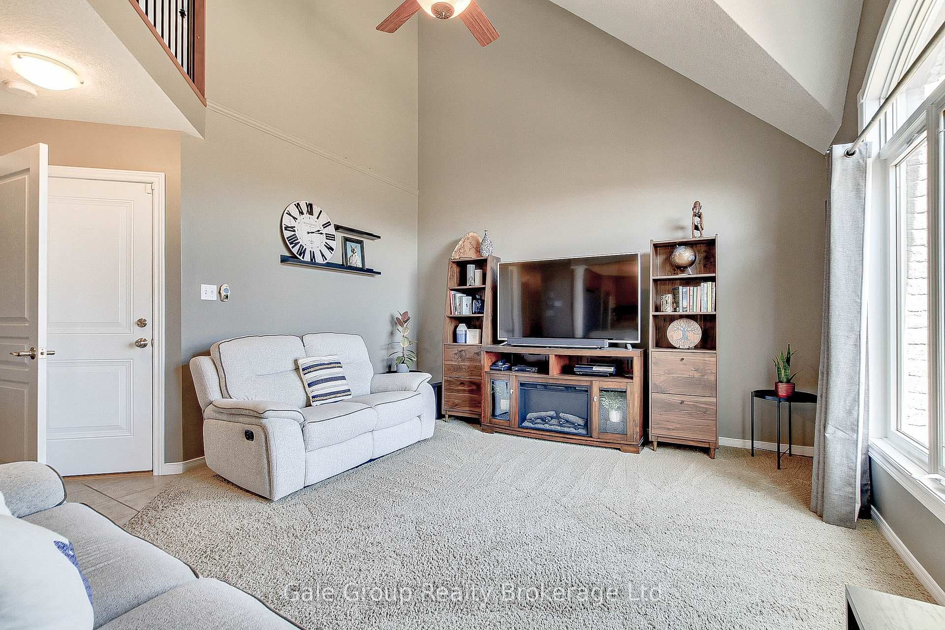 654 Frontenac Crescent photo 4