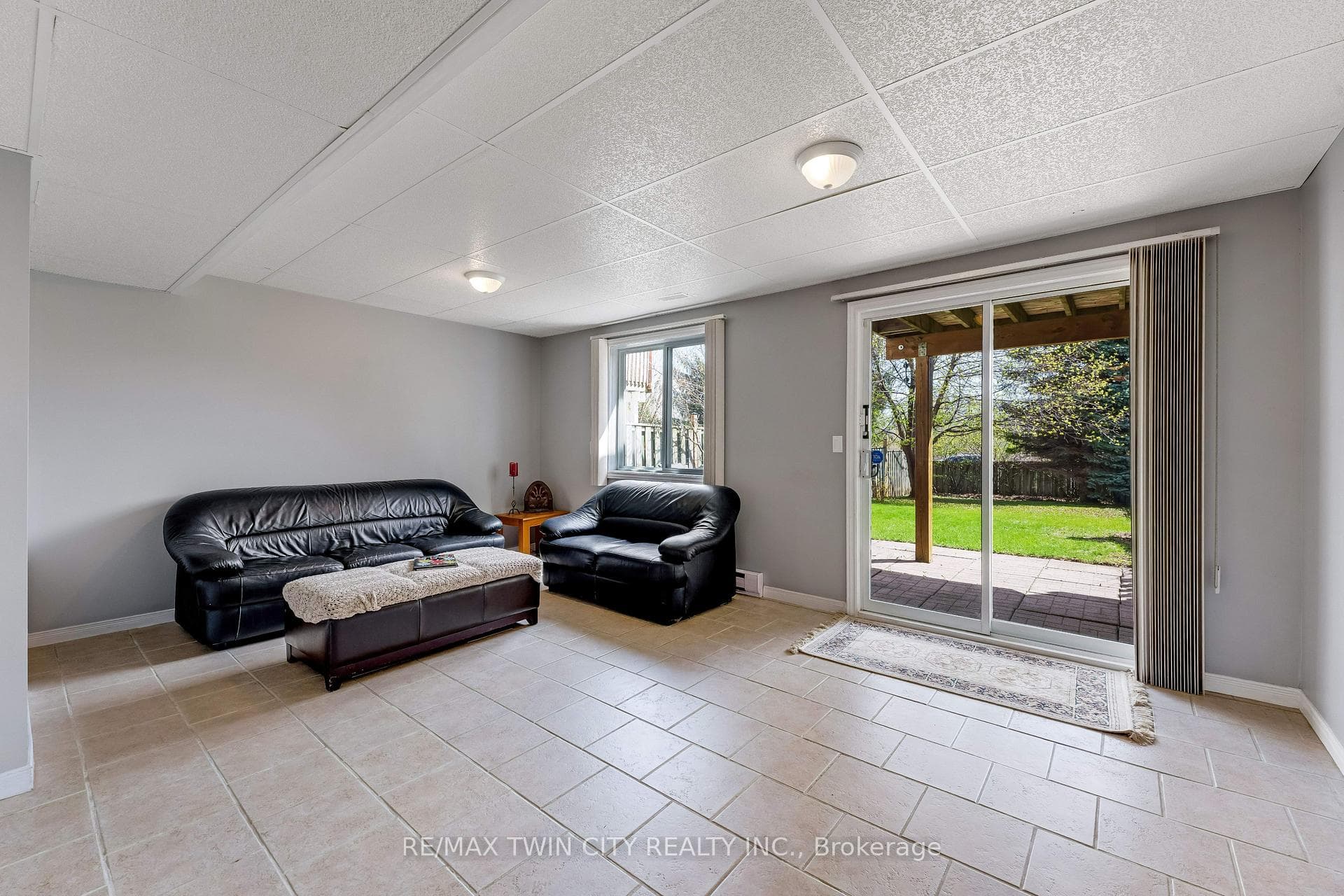 550 Dansbury Drive photo 32
