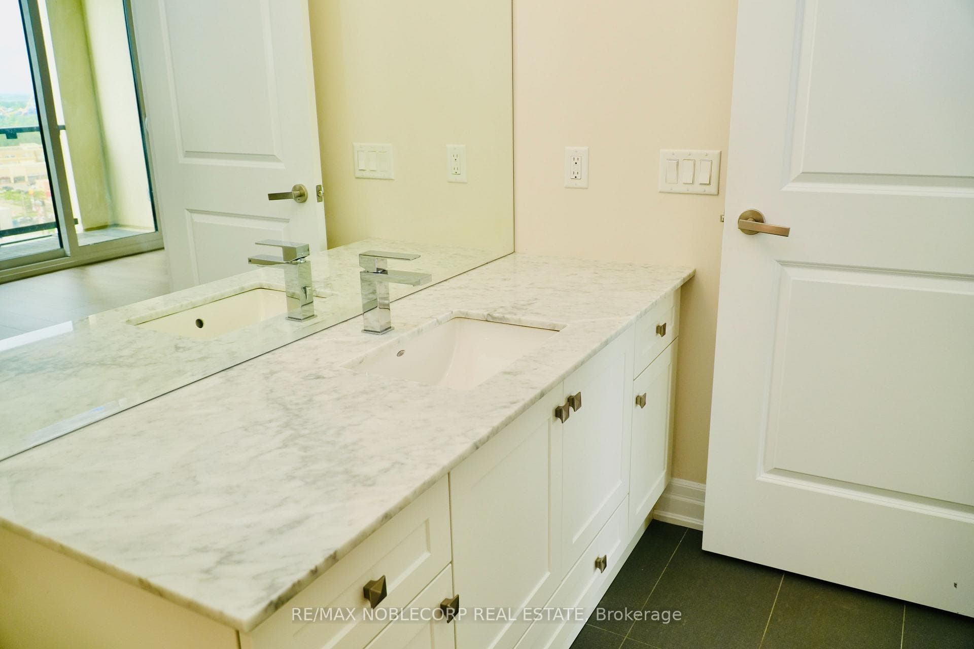 9085 Jane Street Unit 1511 photo 16
