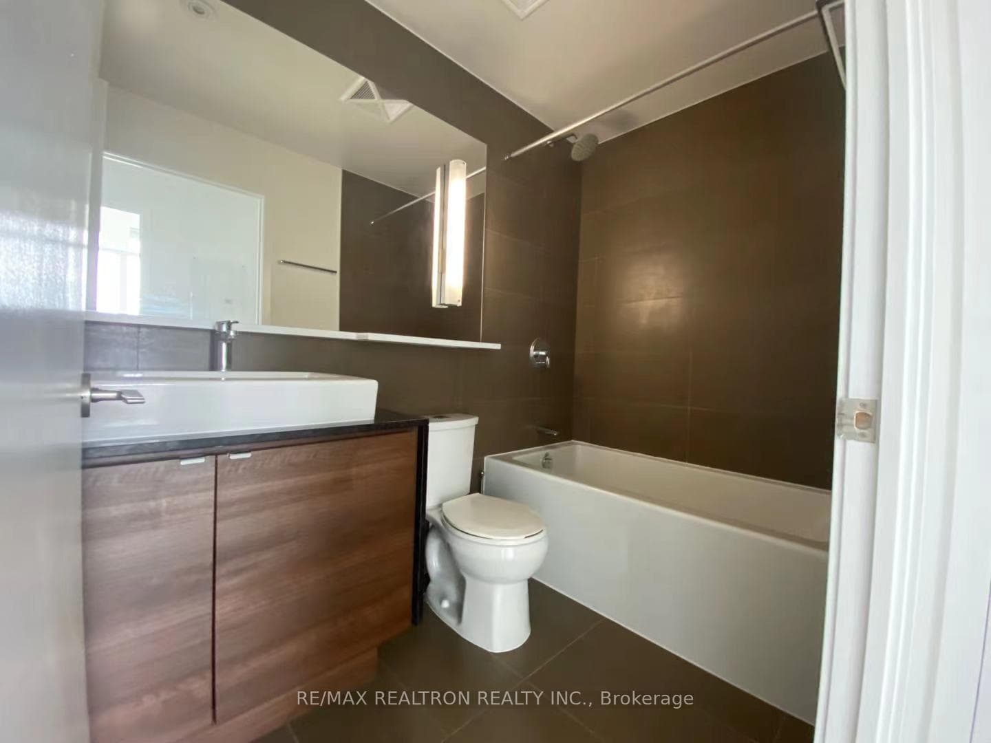 121 Mcmahon Drive Unit 2106 photo 7