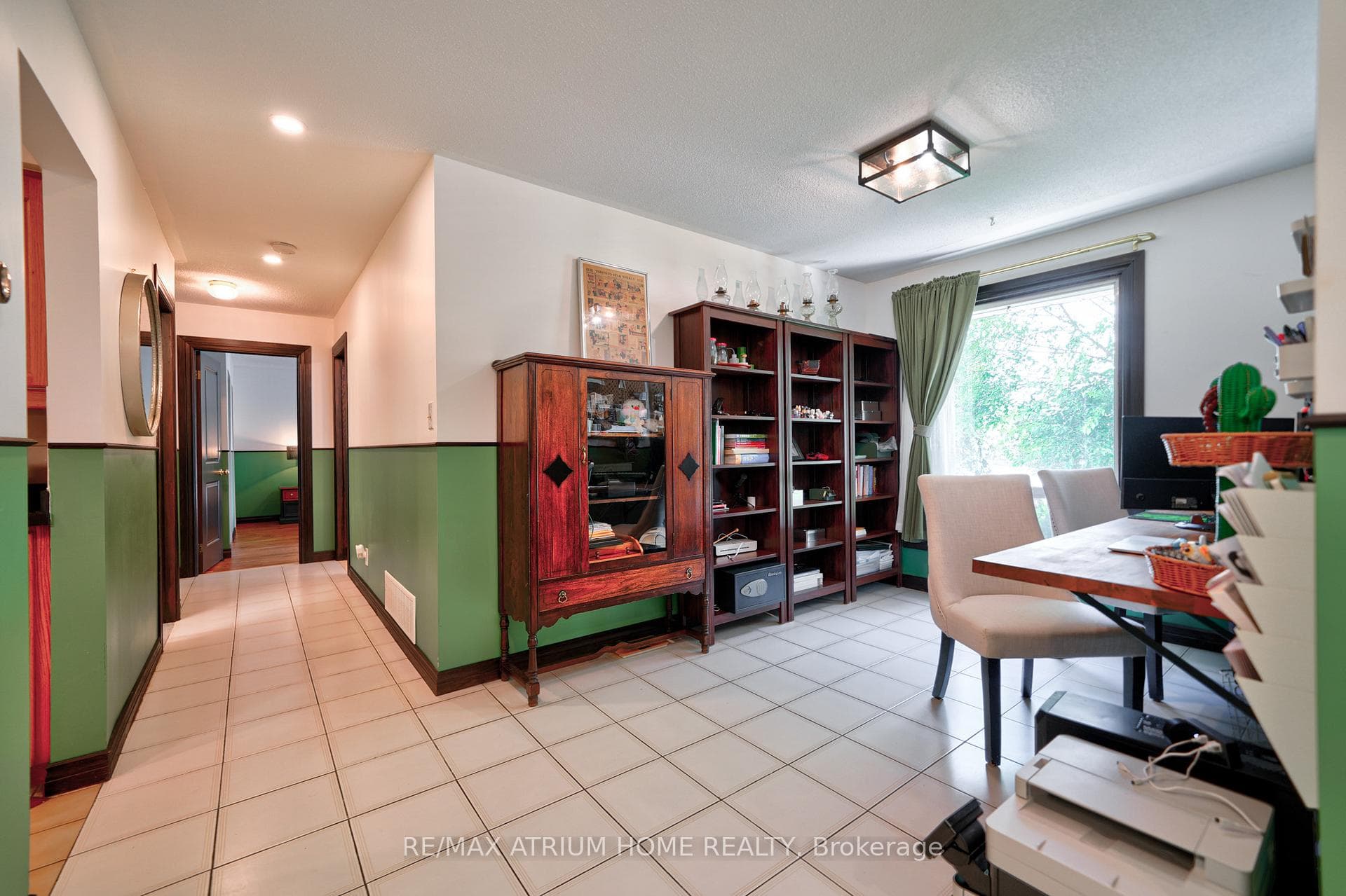748 The Queensway South N/A photo 3