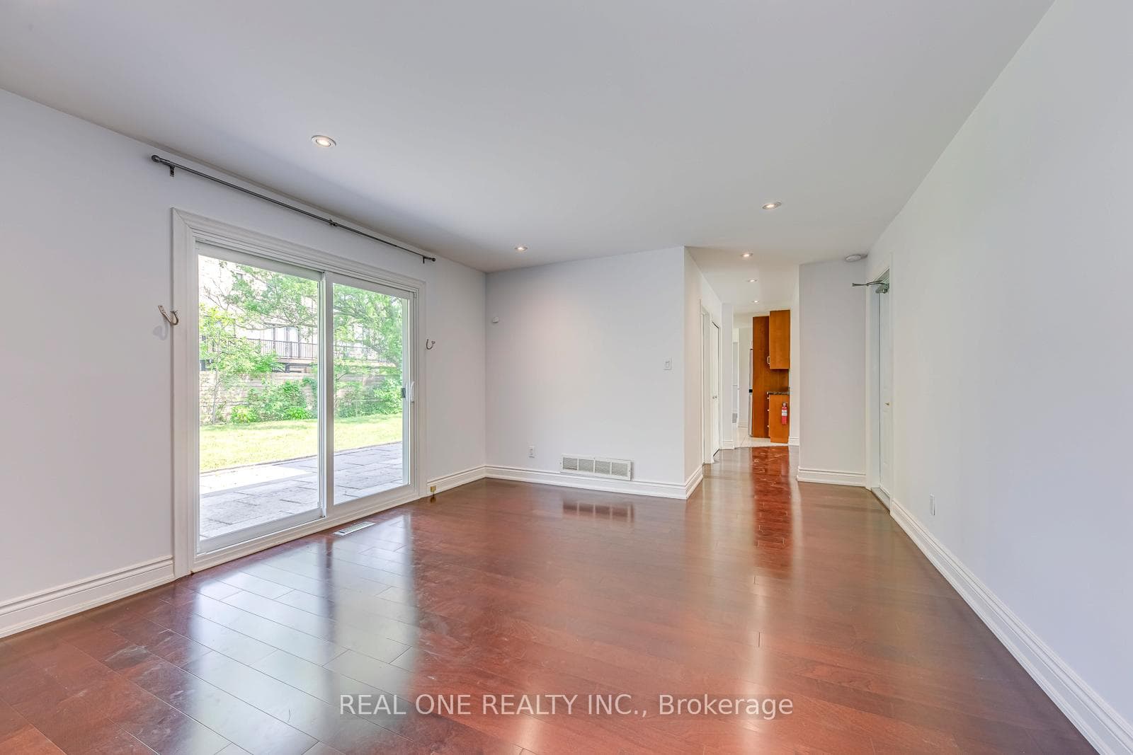 2211 All Saints Crescent photo 21