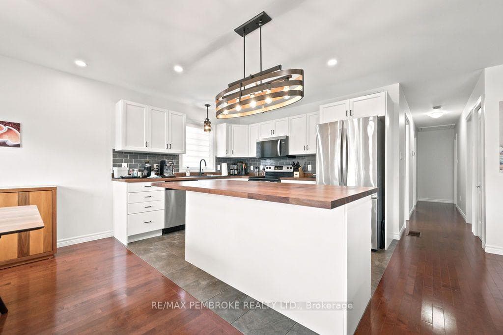 2038 Sandstone Crescent photo 16