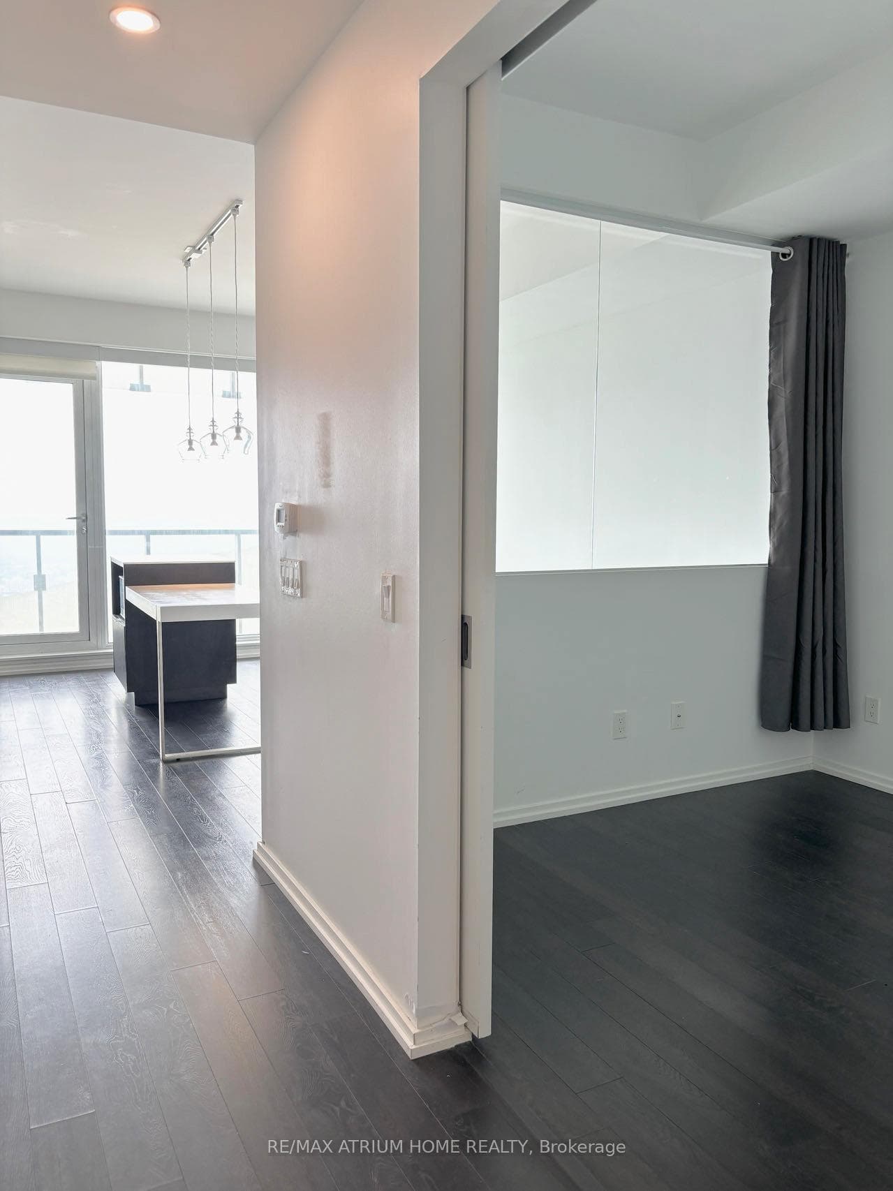 197 Yonge Street Unit 4911 photo 3