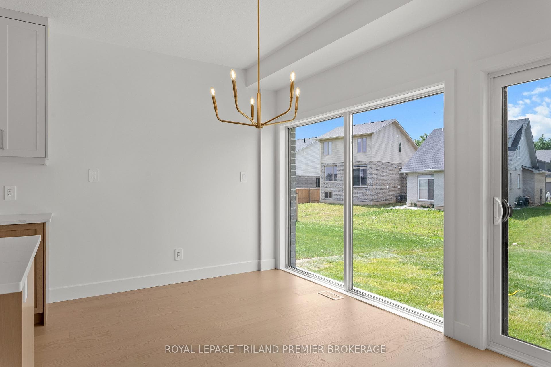 262 HESSELMAN Crescent photo 11