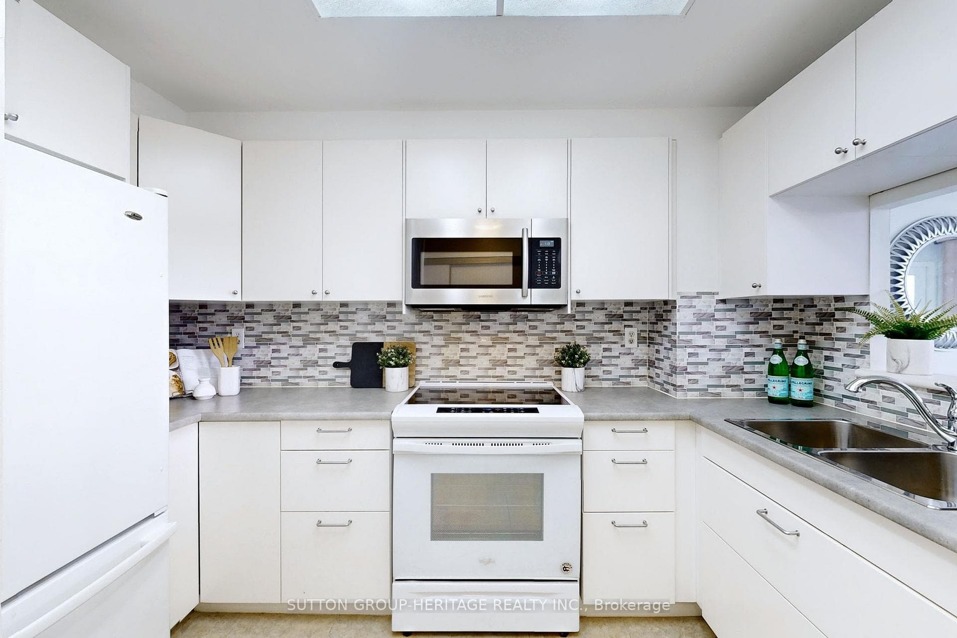711 Rossland Road Unit 904 photo 14