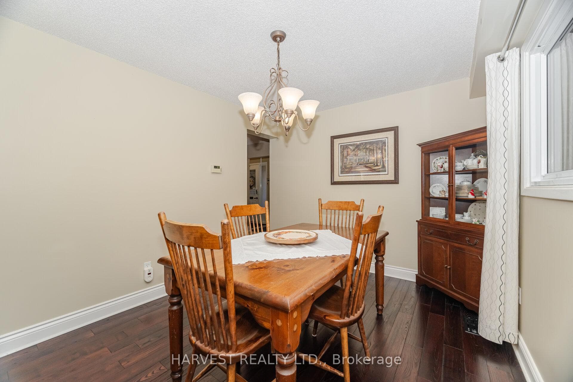 354 Darlington Crescent photo 20