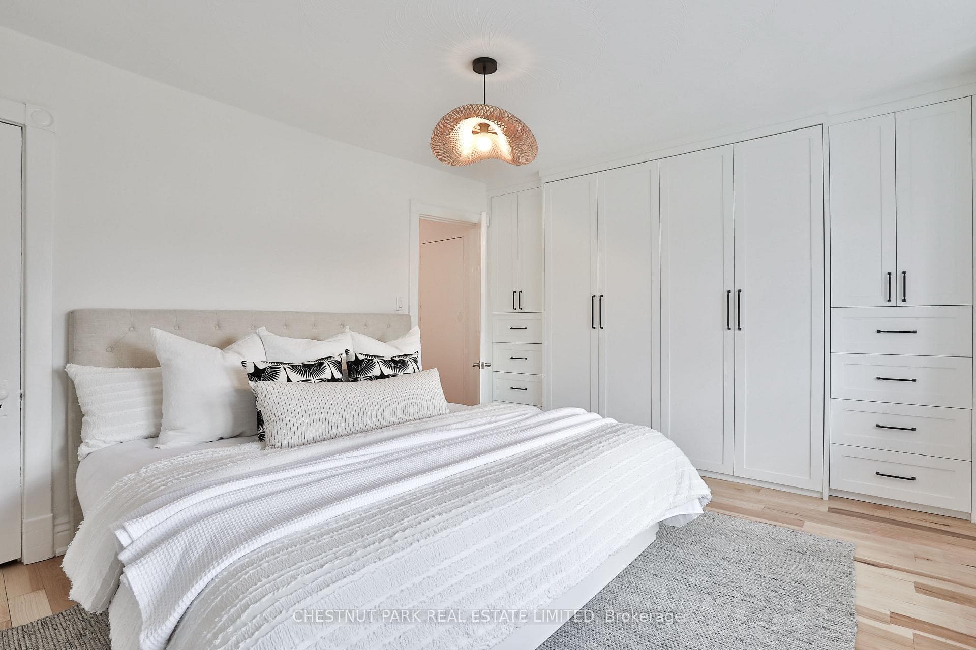 560 Gladstone Avenue photo 24
