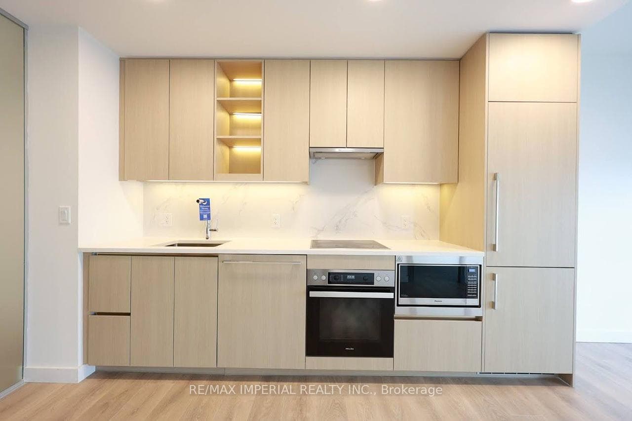 25 Mcmahon Drive Unit 1501 photo 3