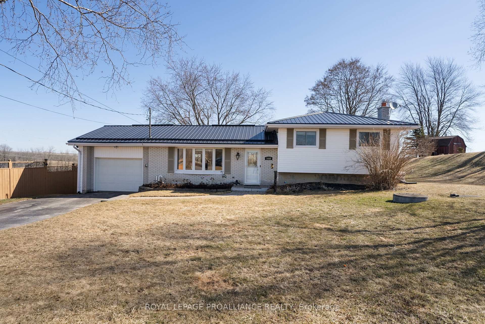1688 Wallbridge Loyalist Road photo 6