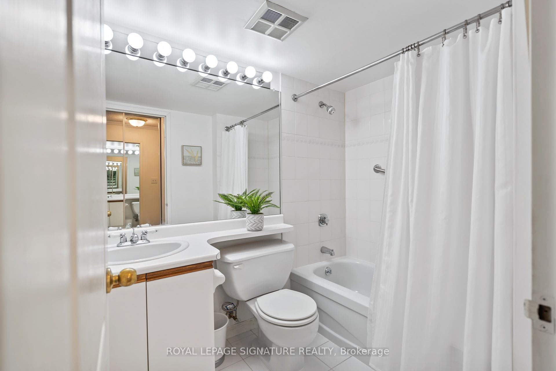 712 Rossland Road Unit 701 photo 12