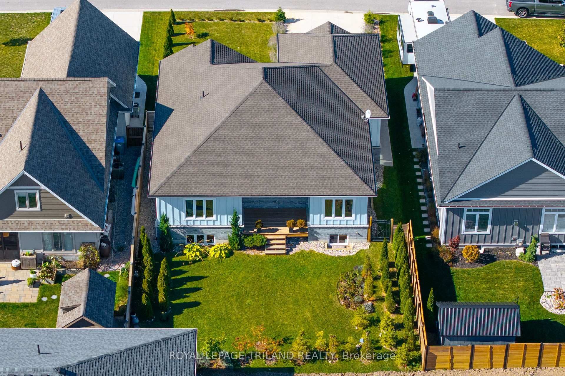 More of this superb exterior & backyard