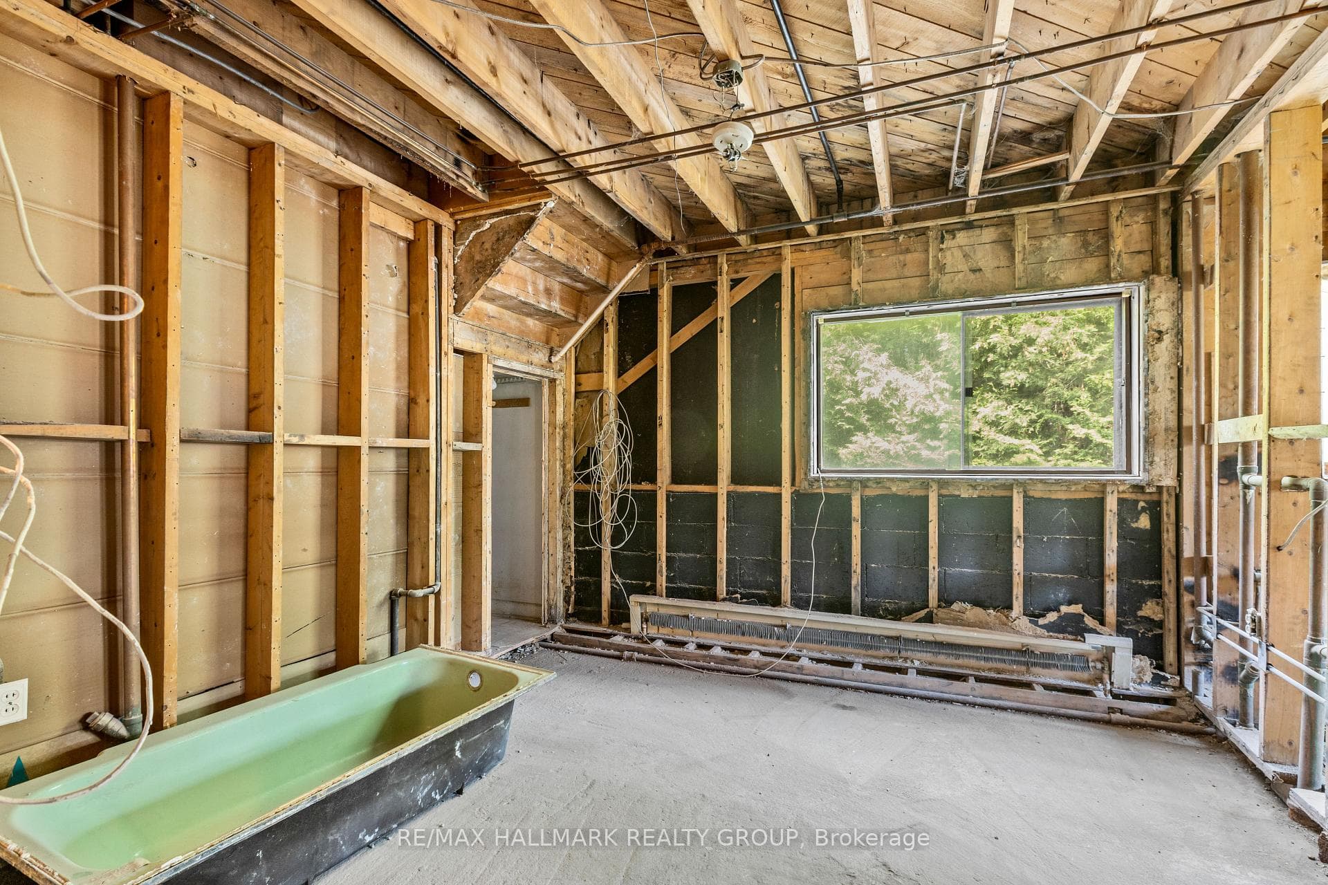 492 Vernon Avenue photo 26