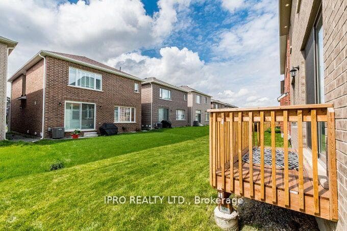 1406 Lobelia Crescent photo 39