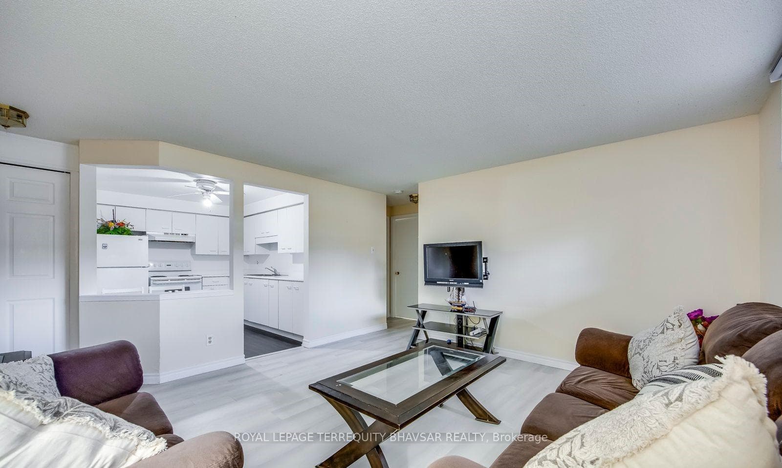 565 Greenfield Avenue Unit 902 photo 9
