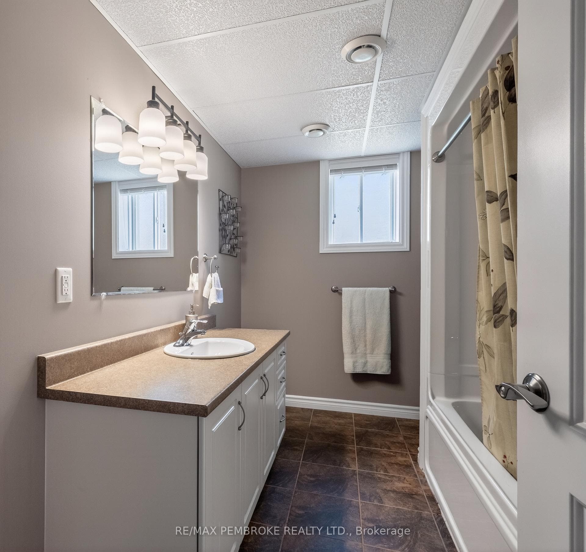 61 Oak Avenue photo 38