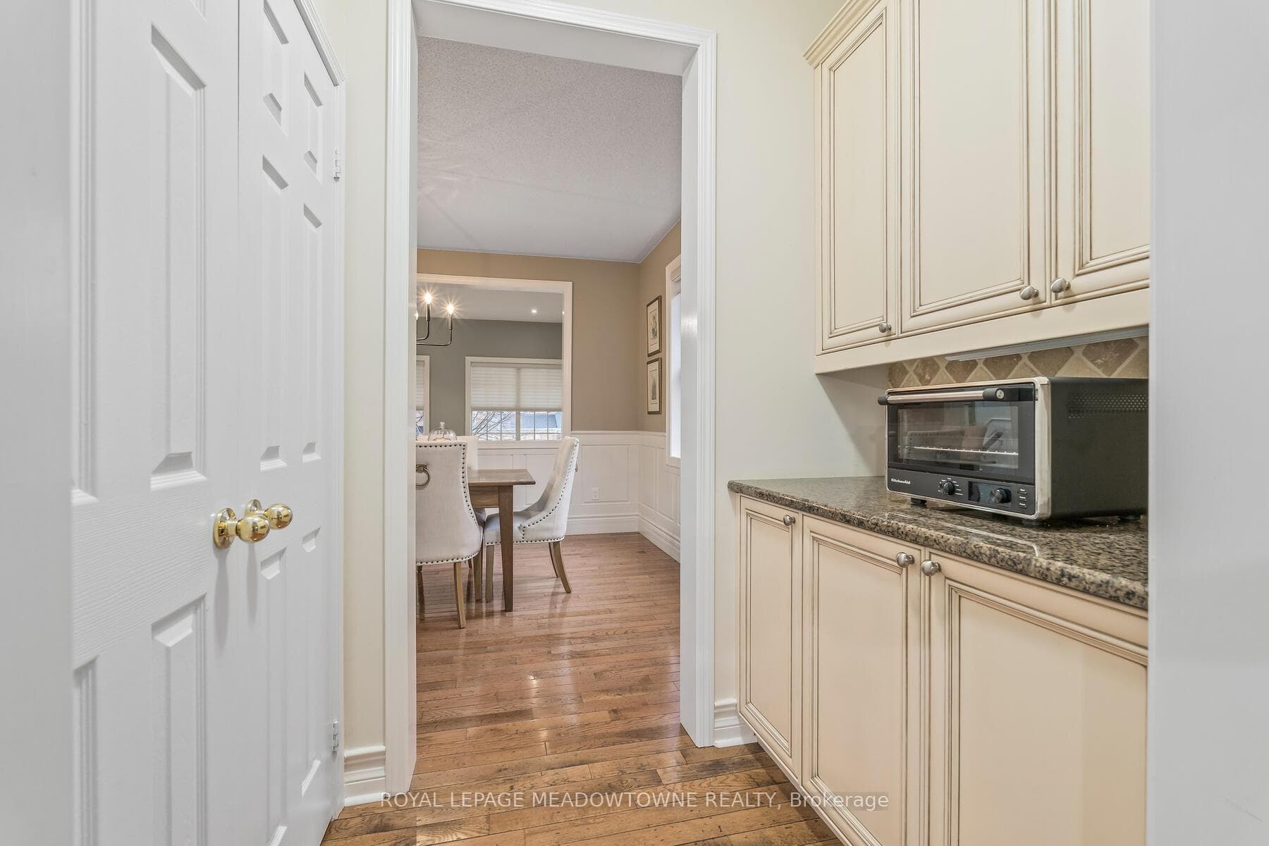 Pantry and servery from kitchen to dining room